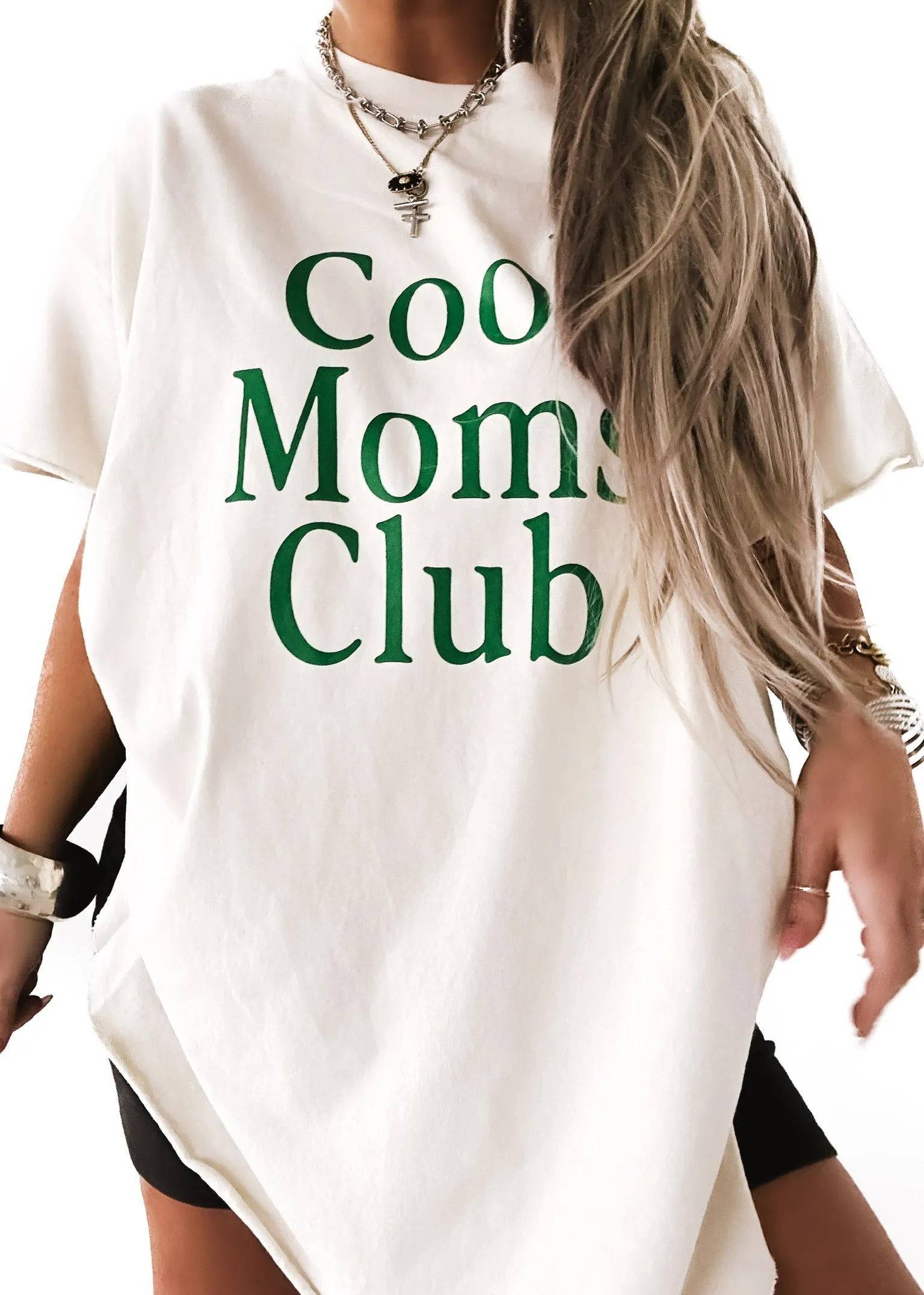 COOL MOMS CLUB SIDE SLIT TEE